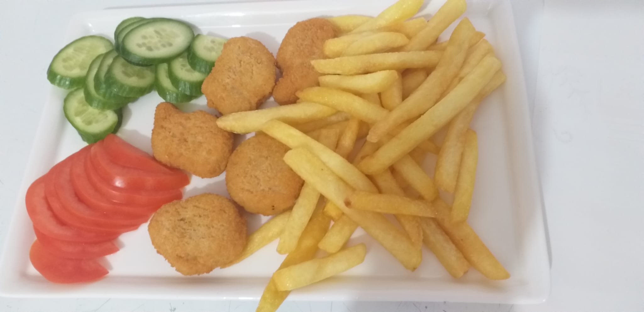 Nugget ve patates sunumu